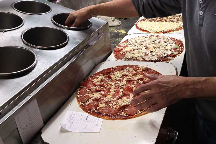 PIZZABARON-10-Pizza-Makn
